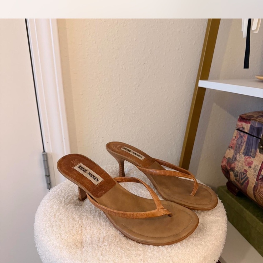 Steve Madden Brown Tan Leather Kitten Heel Thong Sandals